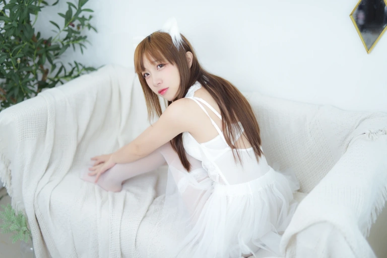 二佐Nisa《私房白婚纱》主题写真：28张全套美图