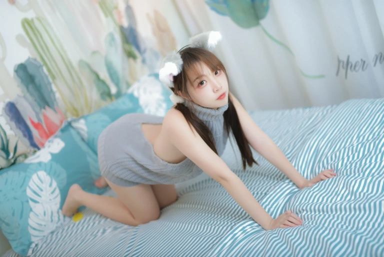二佐Nisa《私房露背毛衣》主题写真：17张全套美图