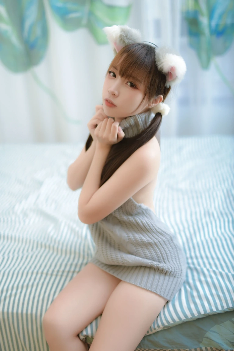 二佐Nisa《私房露背毛衣》主题写真：17张全套美图