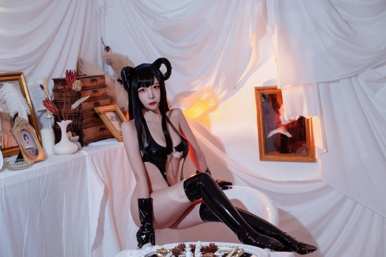 二佐Nisa《胶衣恶魔》主题写真：22张全套美图