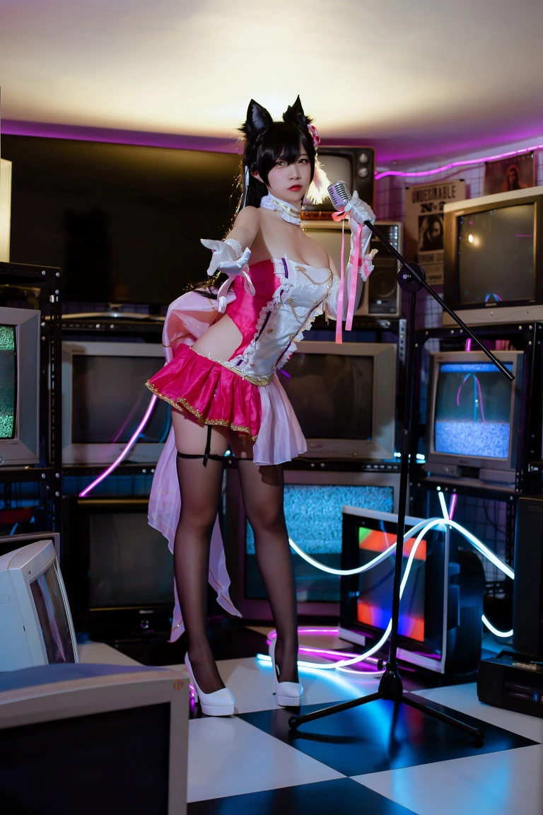 二佐Nisa《犬之眷 碧蓝爱宕打歌服》主题写真：14张全套美图