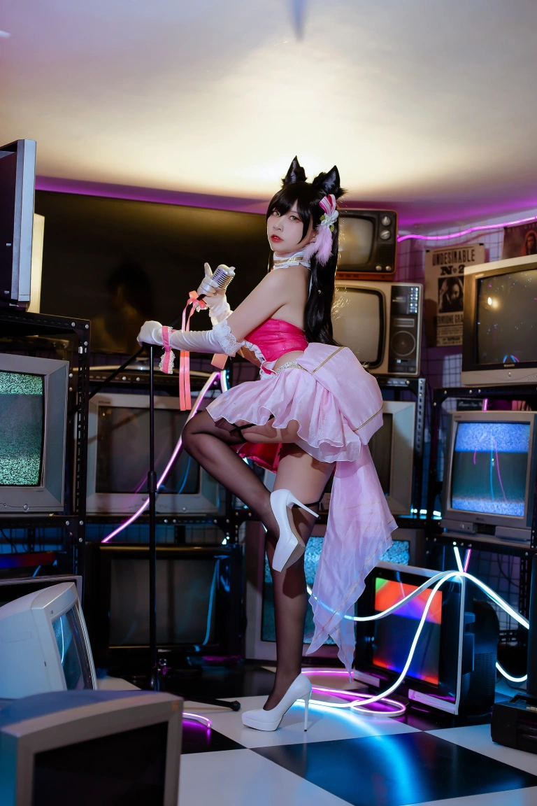 二佐Nisa《犬之眷 碧蓝爱宕打歌服》主题写真：14张全套美图