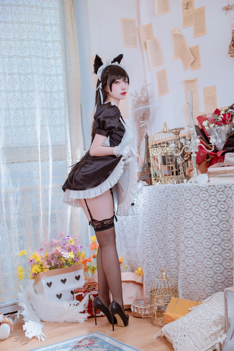 二佐Nisa《犬之眷 碧蓝爱宕女仆》主题写真：19张全套美图