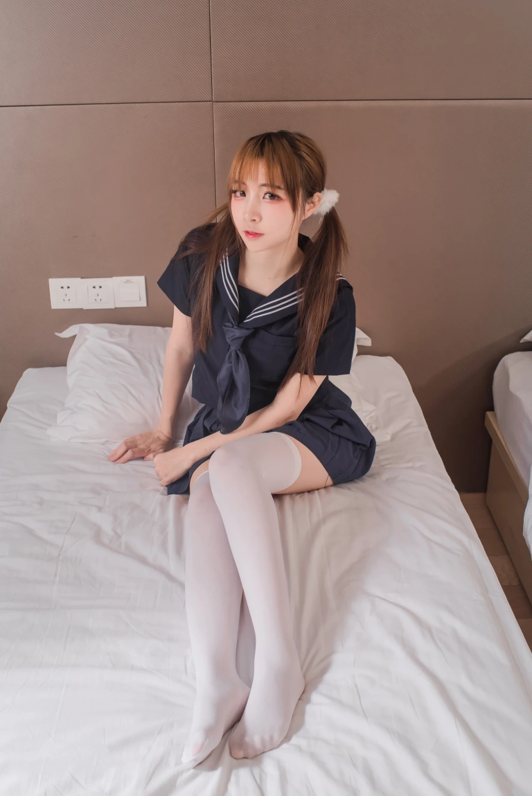 二佐Nisa《制服黑三本》主题写真：42张全套美图