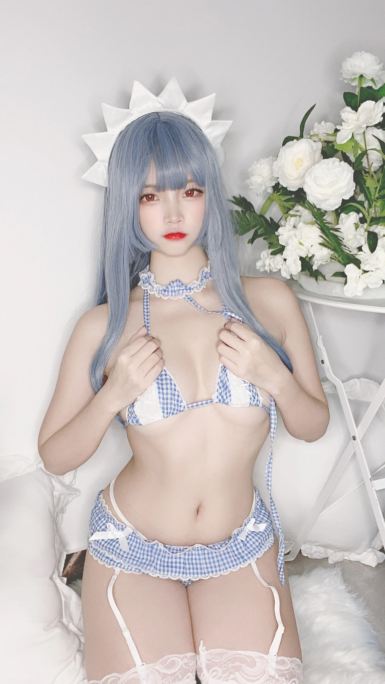 二佐Nisa《私房自拍蓝格比基尼女仆》主题写真：40张全套美图