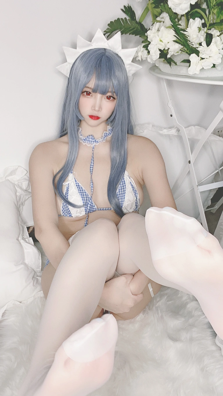 二佐Nisa《私房自拍蓝格比基尼女仆》主题写真：40张全套美图