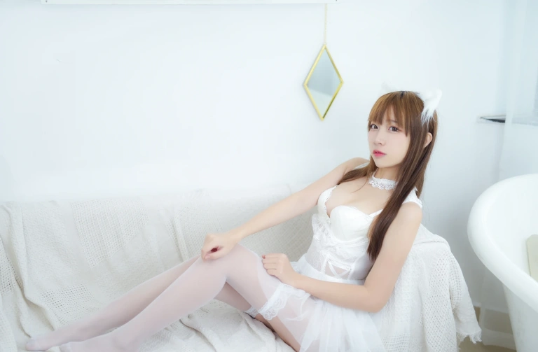 二佐Nisa《白婚纱》主题写真：28张全套美图