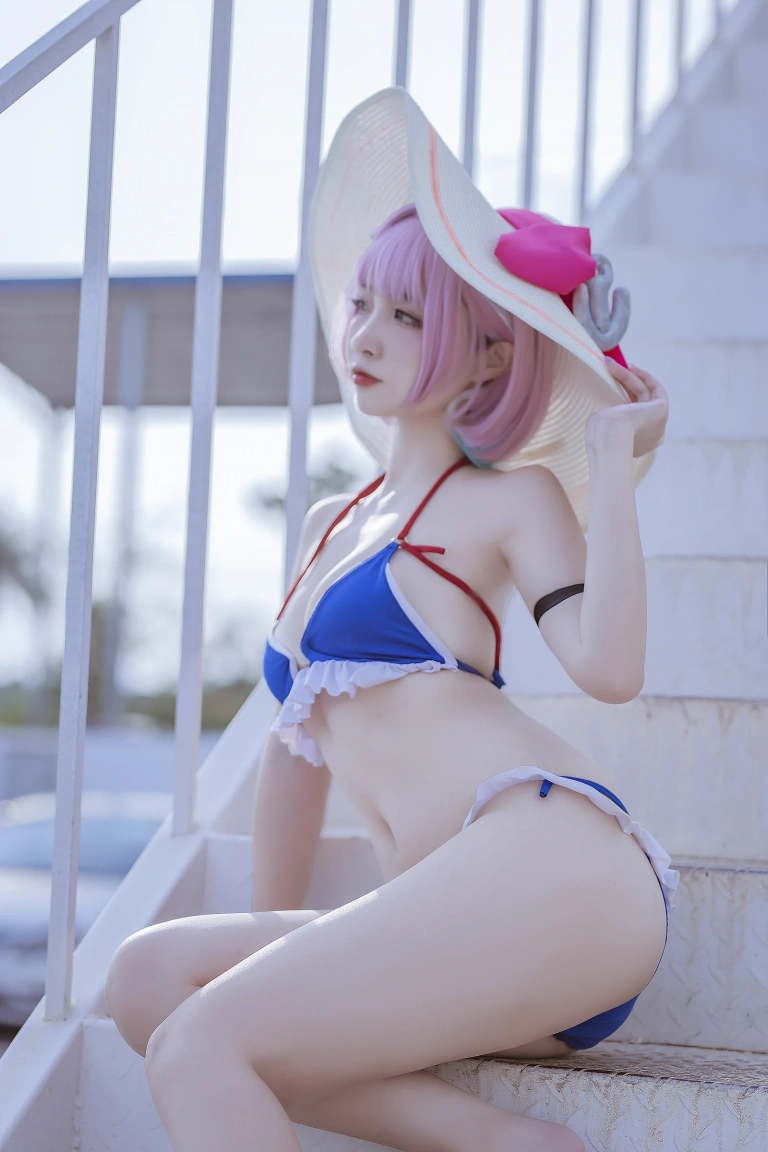 二佐Nisa《碧蓝 塔尔图泳装》主题写真：23张全套美图