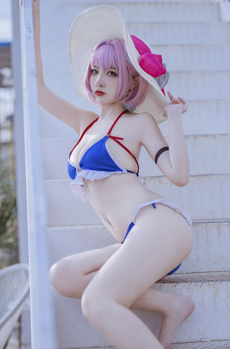 二佐Nisa《碧蓝 塔尔图泳装》主题写真：23张全套美图