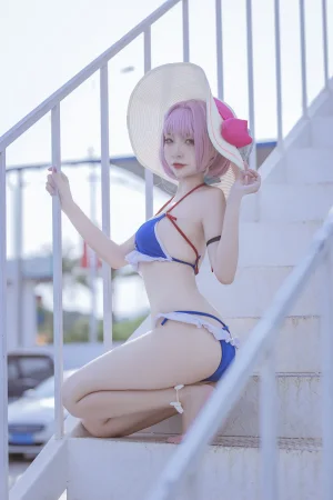 二佐Nisa《碧蓝 塔尔图泳装》主题写真：23张全套美图