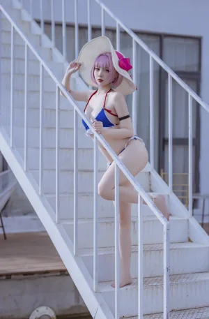 二佐Nisa《碧蓝 塔尔图泳装》主题写真：23张全套美图