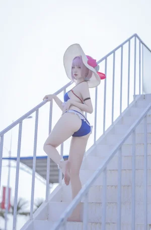 二佐Nisa《碧蓝 塔尔图泳装》主题写真：23张全套美图