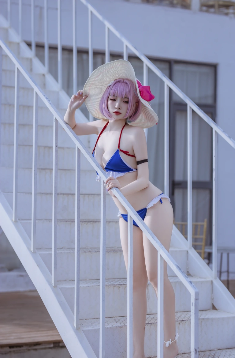 二佐Nisa《碧蓝 塔尔图泳装》主题写真：23张全套美图