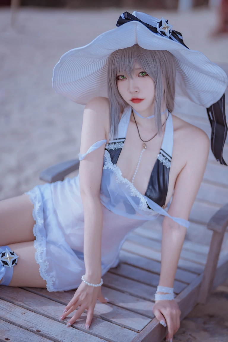 二佐Nisa《碧蓝 天鹰泳装》主题写真：20张全套美图
