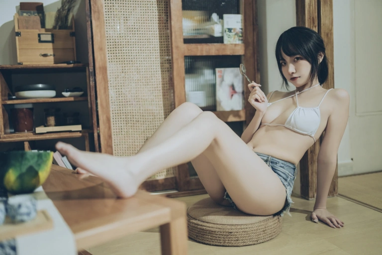 二佐Nisa《私房西瓜比基尼》主题写真：50张全套美图