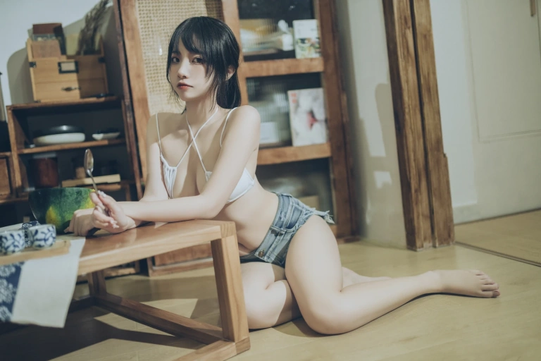 二佐Nisa《私房西瓜比基尼》主题写真：50张全套美图