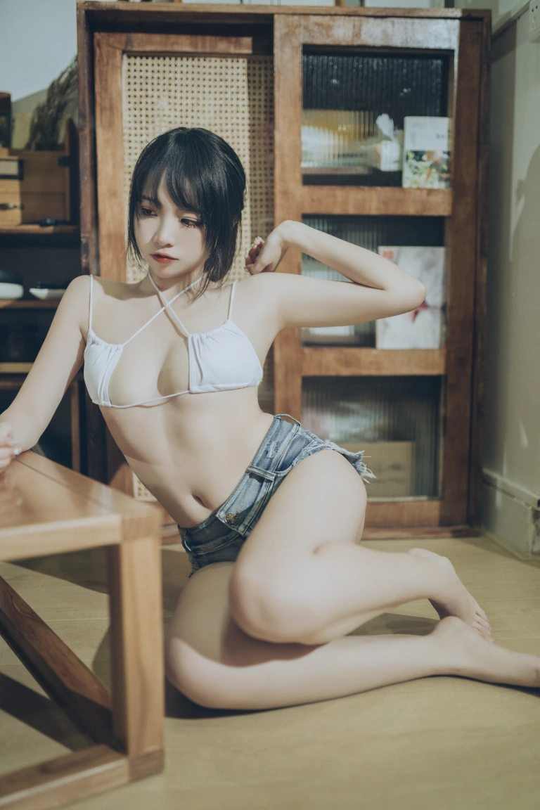 二佐Nisa《私房西瓜比基尼》主题写真：50张全套美图