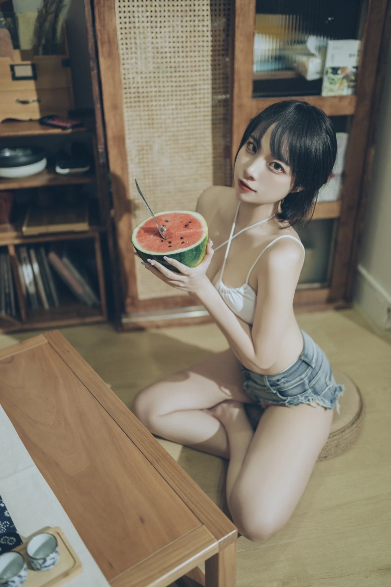 二佐Nisa《私房西瓜比基尼》主题写真：50张全套美图