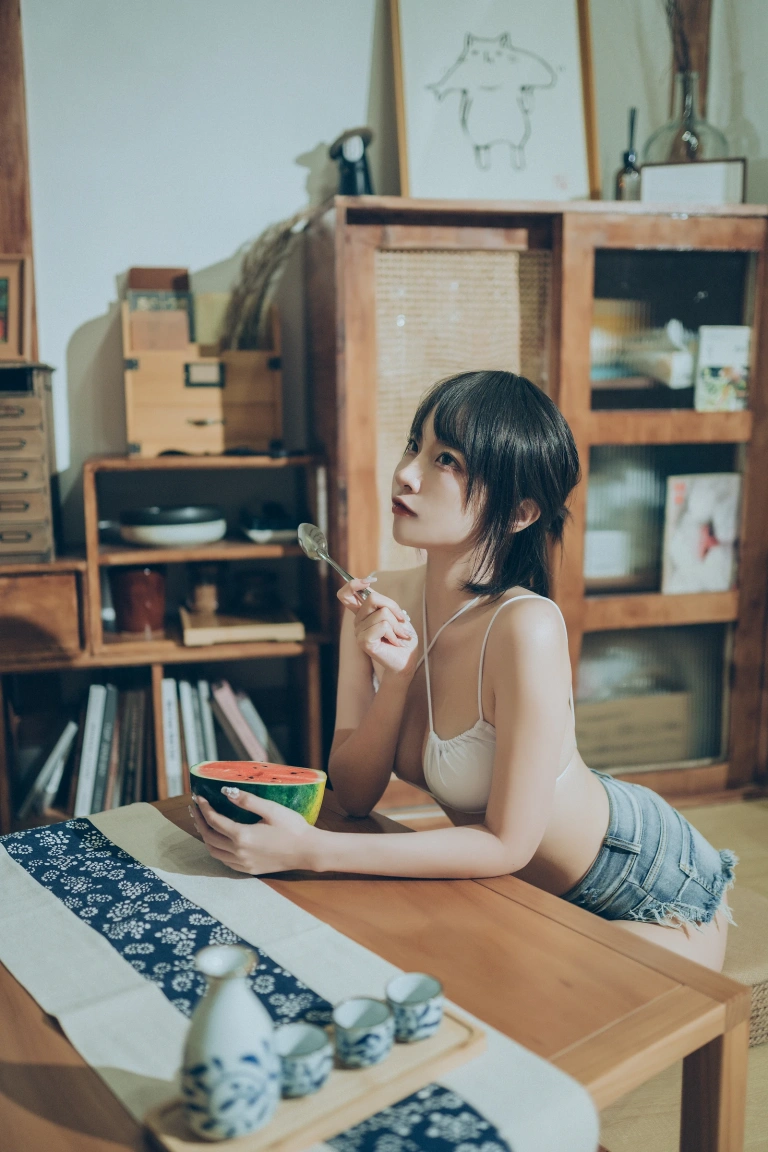 二佐Nisa《私房西瓜比基尼》主题写真：50张全套美图