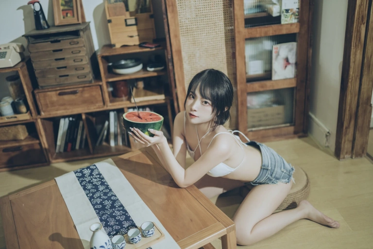 二佐Nisa《私房西瓜比基尼》主题写真：50张全套美图