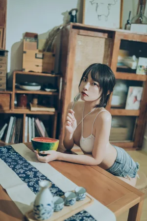 二佐Nisa《私房西瓜比基尼》主题写真：50张全套美图