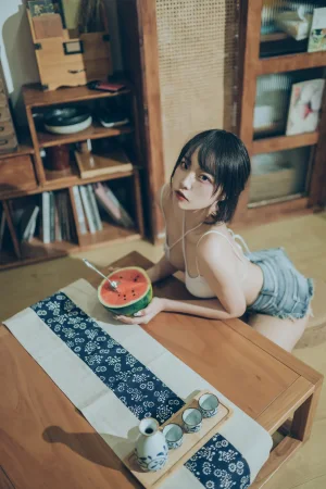 二佐Nisa《私房西瓜比基尼》主题写真：50张全套美图