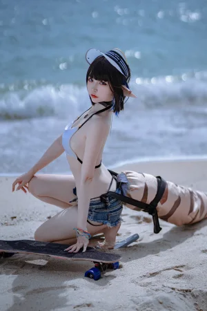 二佐Nisa《明日方舟 森蚺泳装》主题写真：22张全套美图
