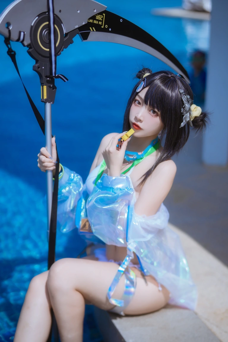 二佐Nisa《泰拉夏日纪事 明日方舟 羽毛笔泳装》主题写真：25张全套美图