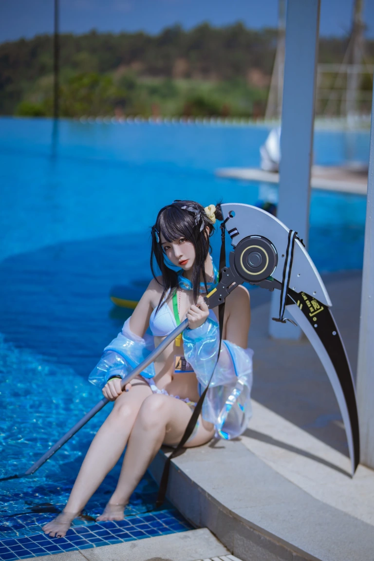 二佐Nisa《泰拉夏日纪事 明日方舟 羽毛笔泳装》主题写真：25张全套美图
