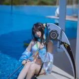 二佐Nisa《泰拉夏日纪事 明日方舟 羽毛笔泳装》主题写真：25张全套美图