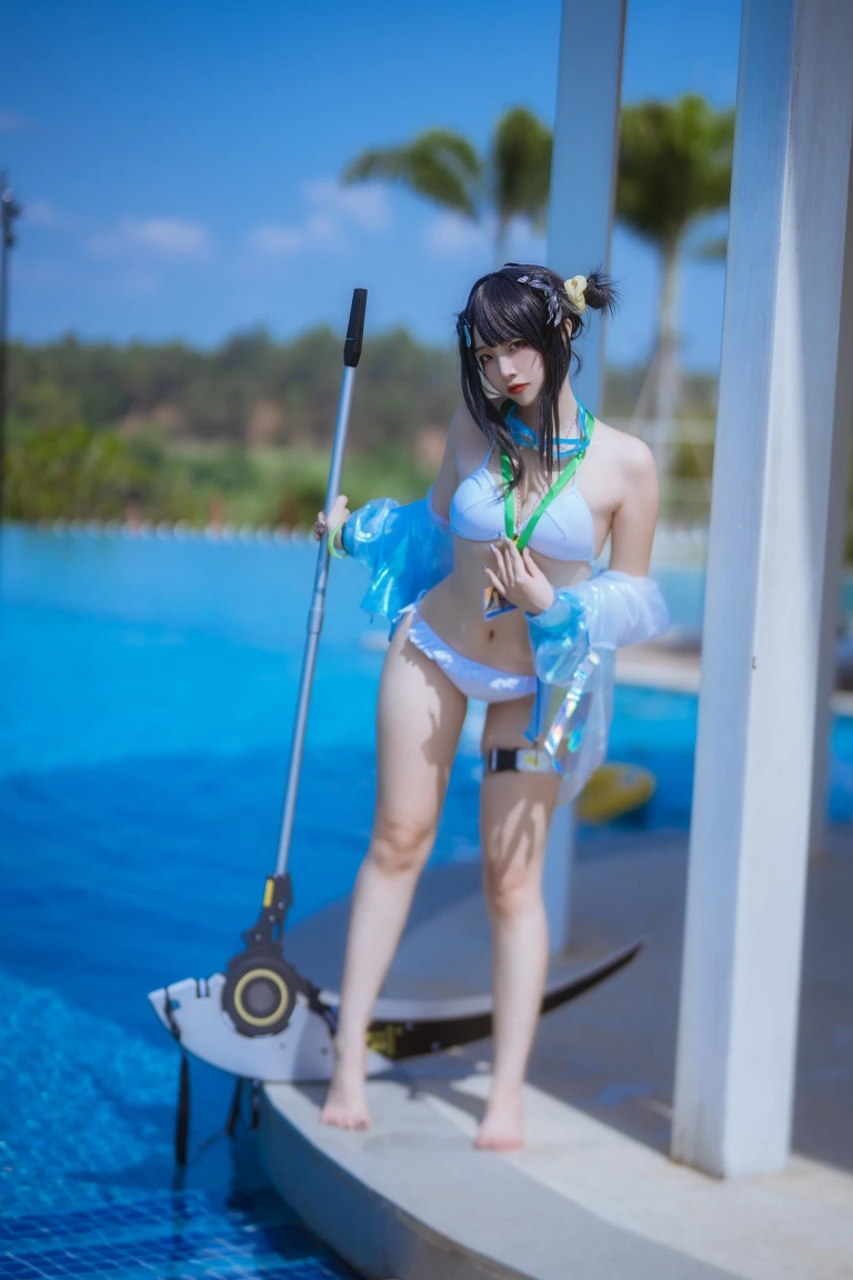 二佐Nisa《泰拉夏日纪事 明日方舟 羽毛笔泳装》主题写真：25张全套美图