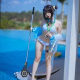 二佐Nisa《泰拉夏日纪事 明日方舟 羽毛笔泳装》主题写真：25张全套美图