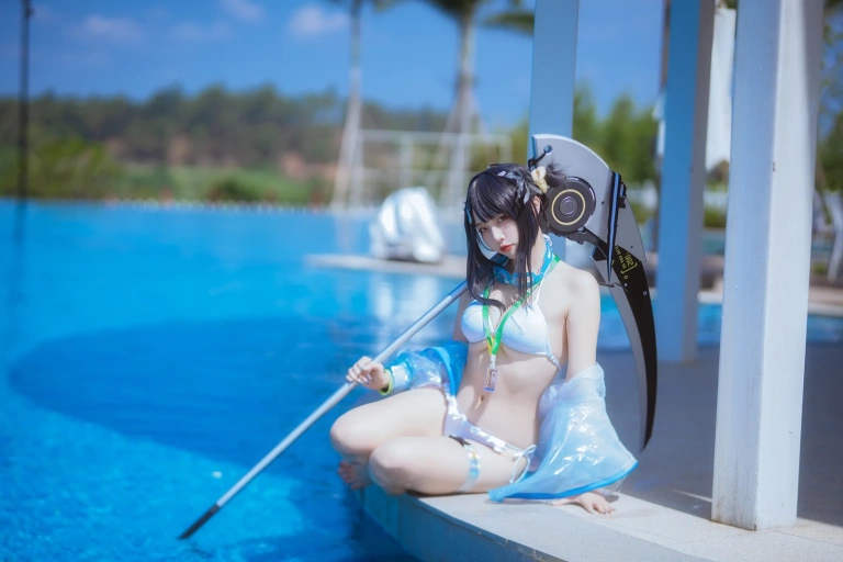 二佐Nisa《泰拉夏日纪事 明日方舟 羽毛笔泳装》主题写真：25张全套美图