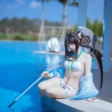 二佐Nisa《泰拉夏日纪事 明日方舟 羽毛笔泳装》主题写真：25张全套美图