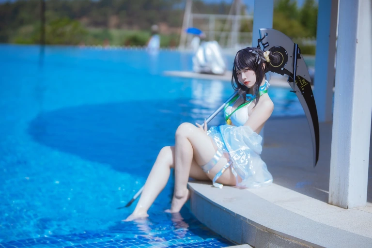 二佐Nisa《泰拉夏日纪事 明日方舟 羽毛笔泳装》主题写真：25张全套美图