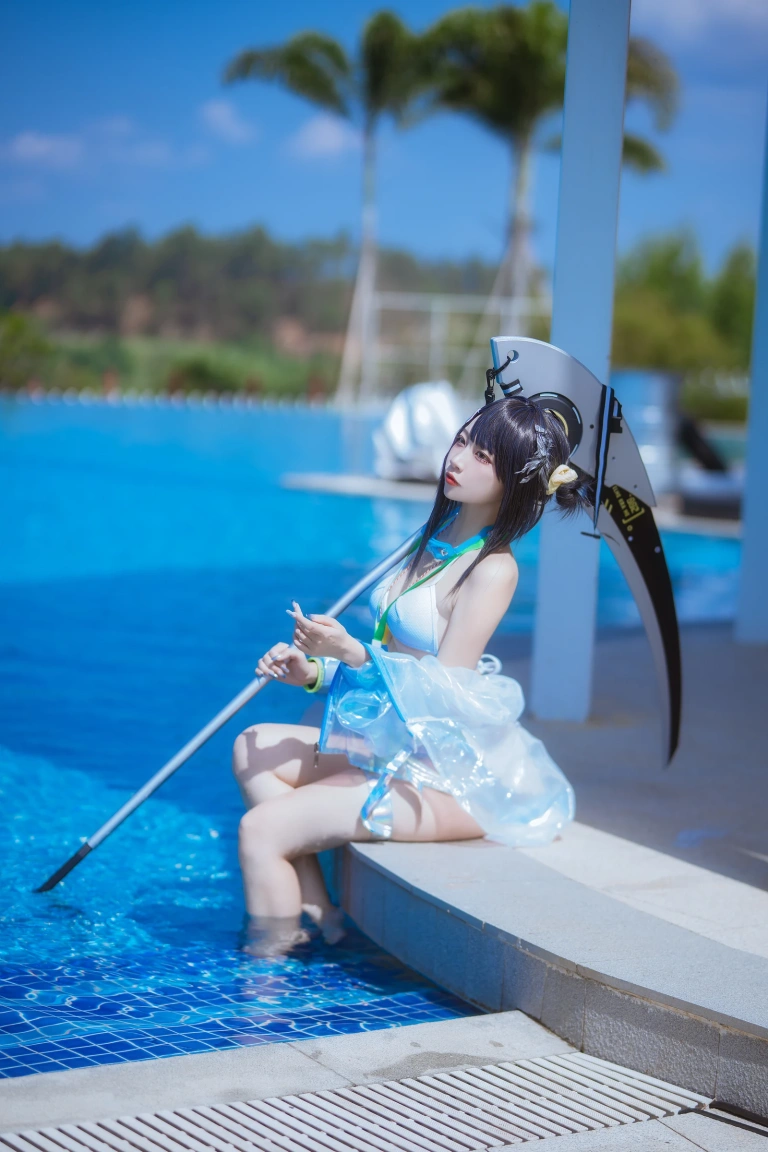 二佐Nisa《泰拉夏日纪事 明日方舟 羽毛笔泳装》主题写真：25张全套美图