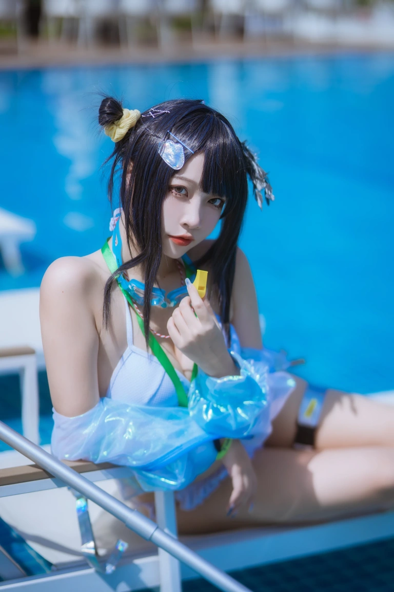 二佐Nisa《泰拉夏日纪事 明日方舟 羽毛笔泳装》主题写真：25张全套美图