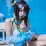 二佐Nisa《泰拉夏日纪事 明日方舟 羽毛笔泳装》主题写真：25张全套美图