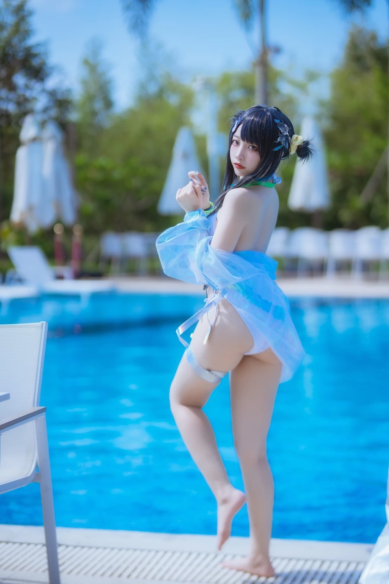 二佐Nisa《泰拉夏日纪事 明日方舟 羽毛笔泳装》主题写真：25张全套美图