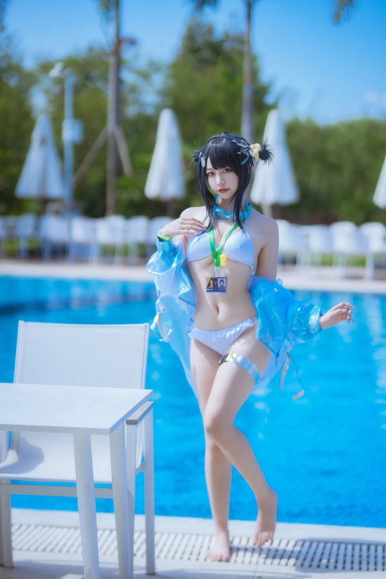 二佐Nisa《泰拉夏日纪事 明日方舟 羽毛笔泳装》主题写真：25张全套美图