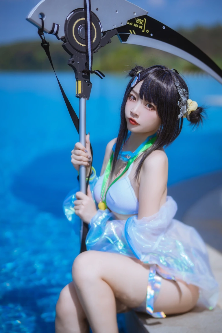 二佐Nisa《泰拉夏日纪事 明日方舟 羽毛笔泳装》主题写真：25张全套美图