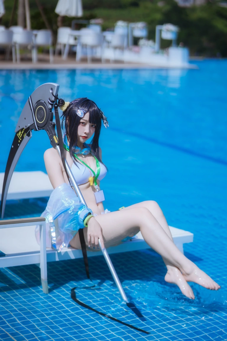 二佐Nisa《泰拉夏日纪事 明日方舟 羽毛笔泳装》主题写真：25张全套美图