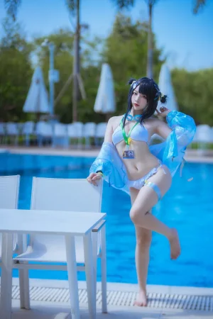 二佐Nisa《泰拉夏日纪事 明日方舟 羽毛笔泳装》主题写真：25张全套美图