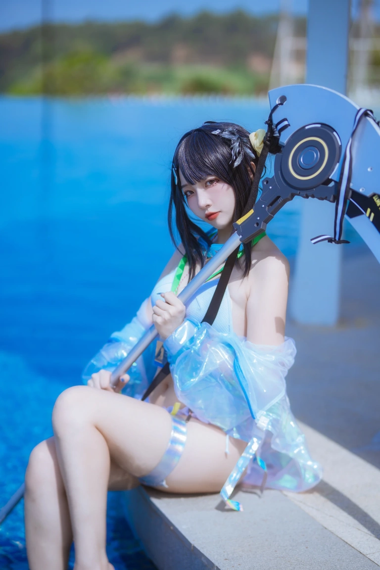 二佐Nisa《泰拉夏日纪事 明日方舟 羽毛笔泳装》主题写真：25张全套美图
