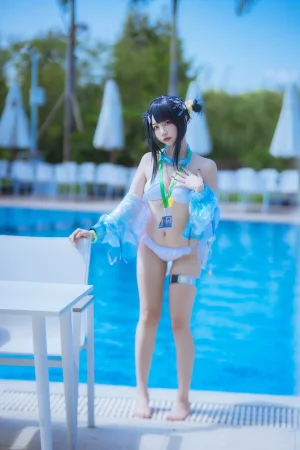 二佐Nisa《泰拉夏日纪事 明日方舟 羽毛笔泳装》主题写真：25张全套美图