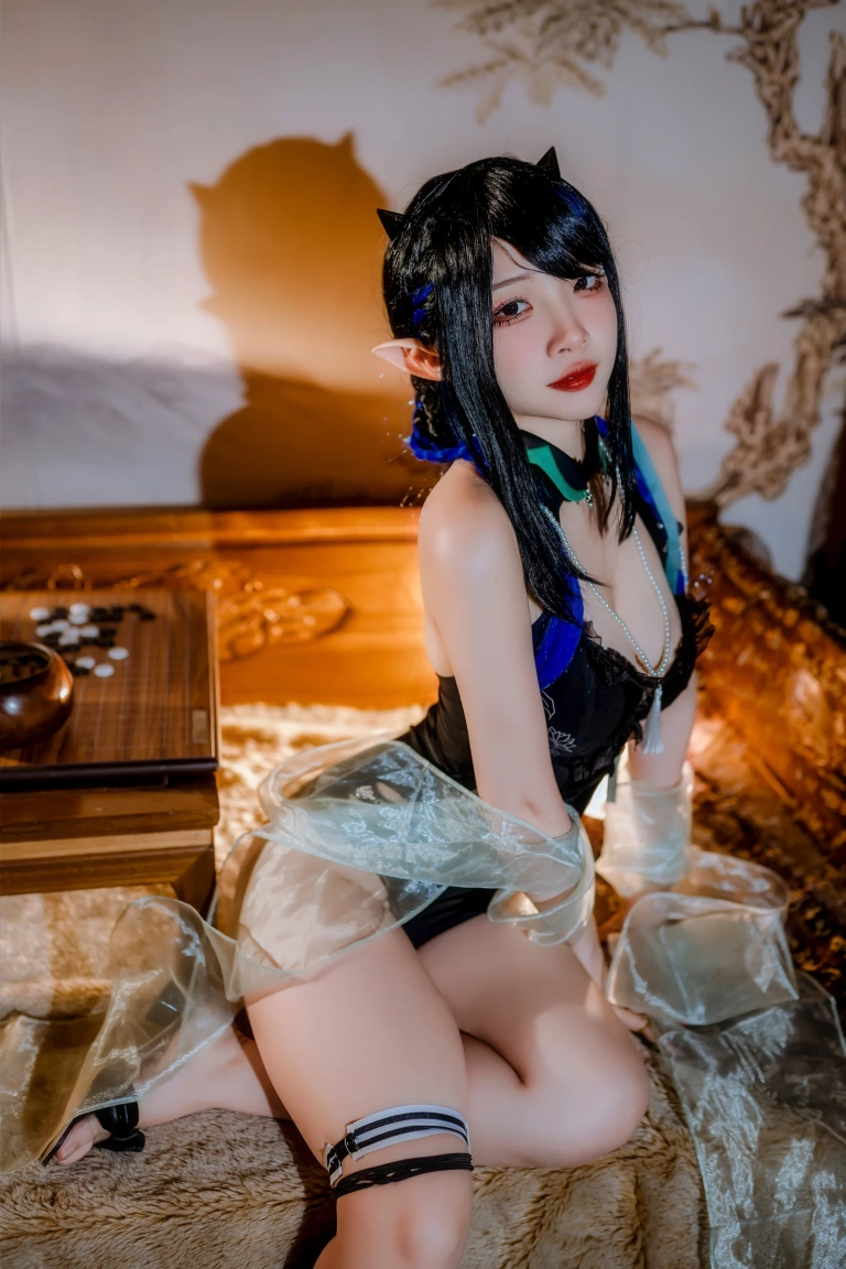 二佐Nisa《泰拉夏日纪事 明日方舟 夜半泳装》主题写真：32张全套美图