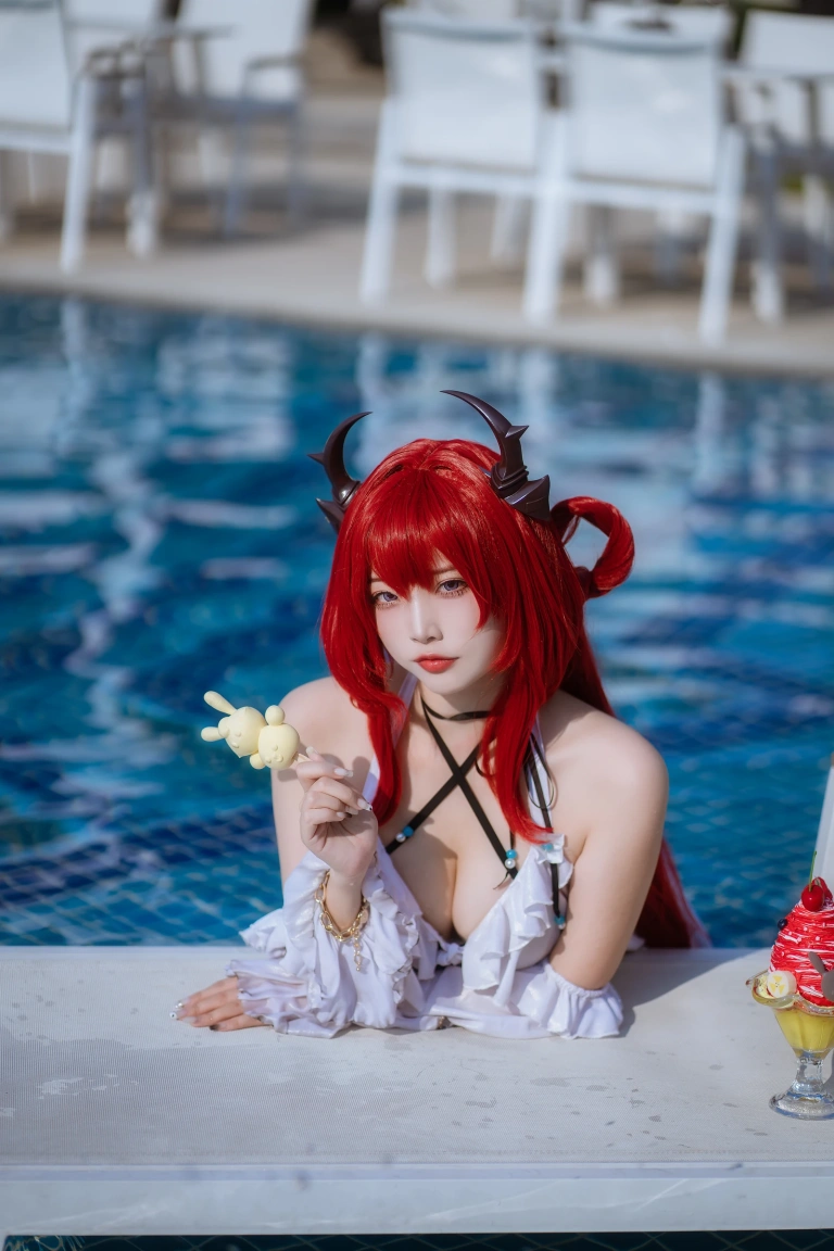 二佐Nisa《泰拉夏日纪事 明日方舟 史尔特尔泳装》主题写真：40张全套美图