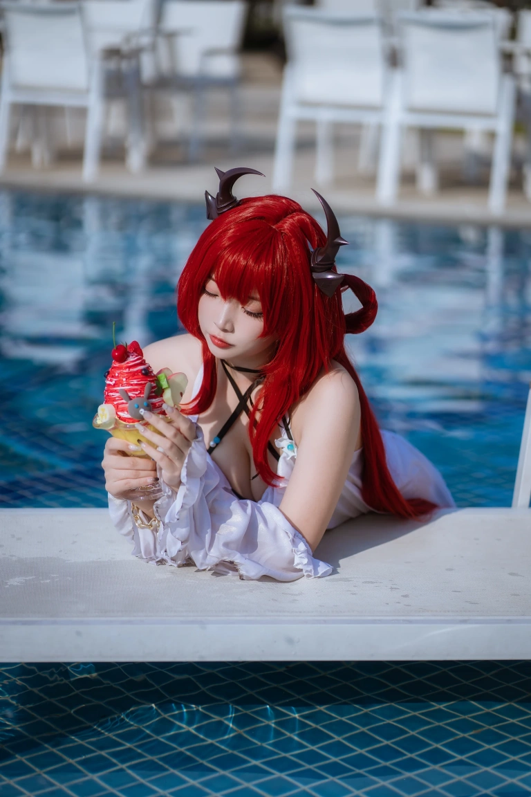 二佐Nisa《泰拉夏日纪事 明日方舟 史尔特尔泳装》主题写真：40张全套美图