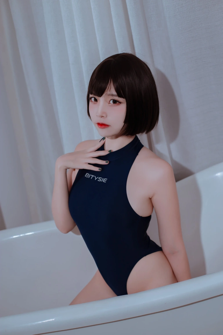 二佐Nisa《私房竞泳蓝》主题写真：40张全套美图