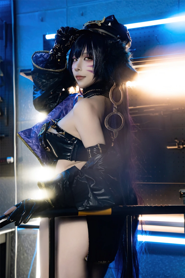 二佐Nisa《碧蓝航线 武藏 女警》主题写真：25张全套美图